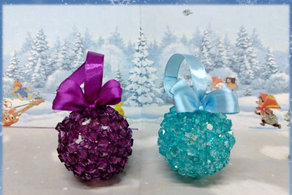 «Новогодний шар из бусин»