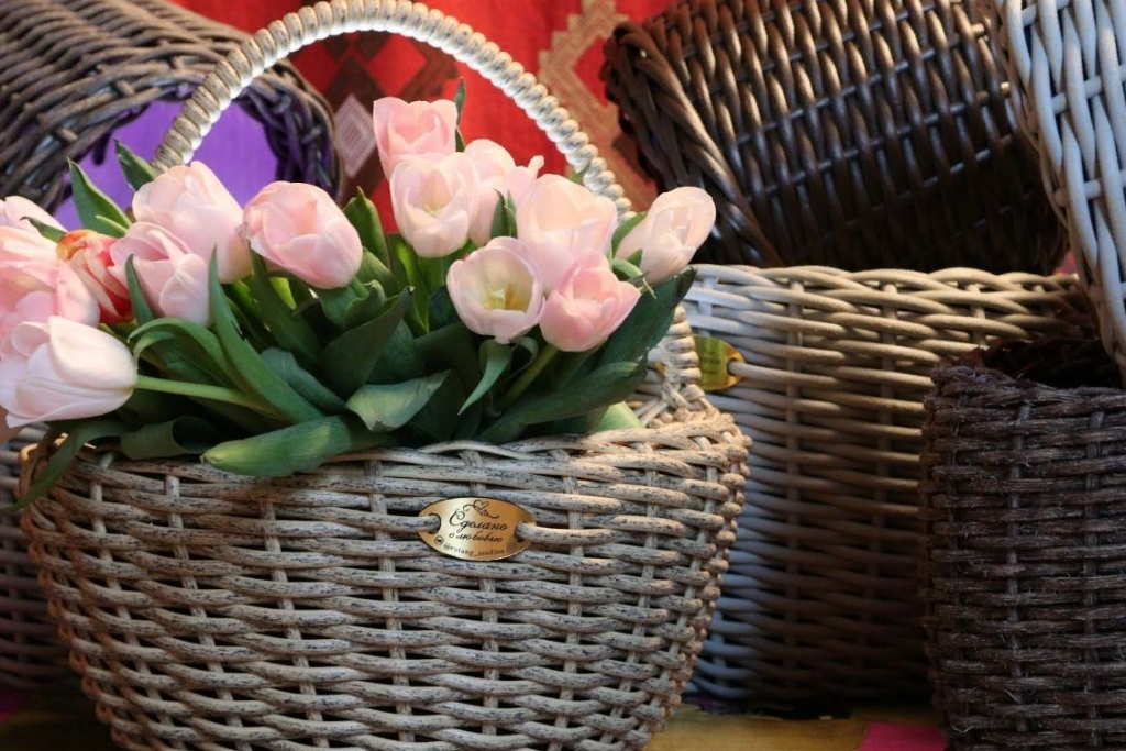 Корзинка плетеная декоративная. Плетеные корзинки из ротанга. Корзина из ротанга своими руками мастер. Корзинка ротанг. Корзиночка из ротанга.