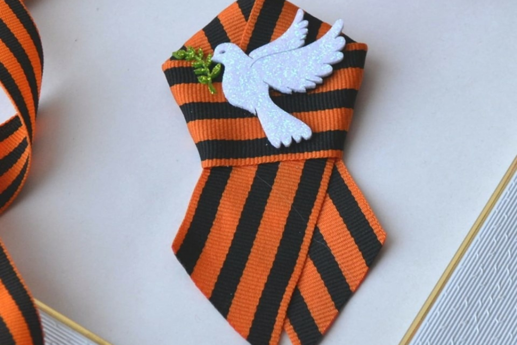 Мастер-класс «Брошь из георгиевской ленты»