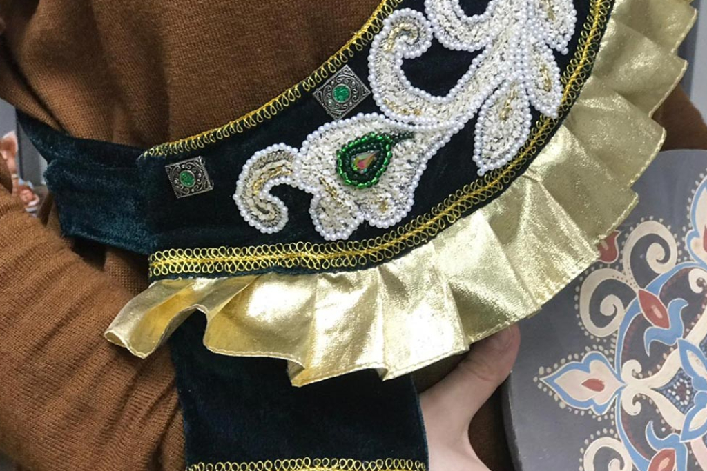Мастер-класс по изготовлению женского нагрудного украшения