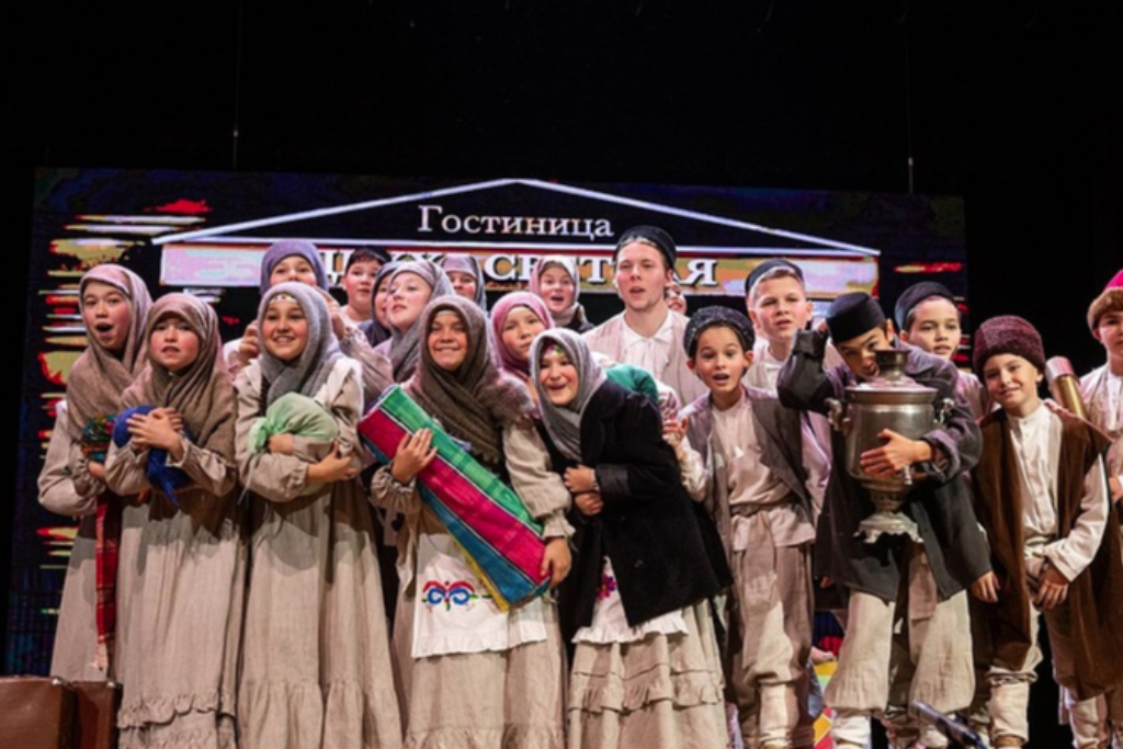 «Мәкәрҗәдә театыр» / Однажды на ярмарке / Студия Апуш