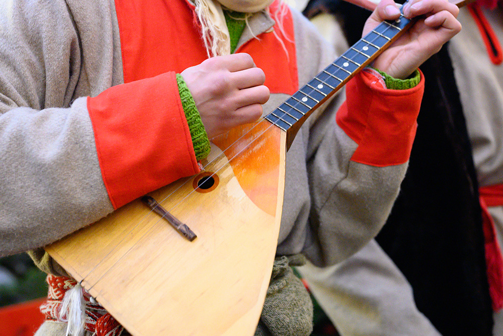 Цикл занятий «Осваиваем игру на балалайке»