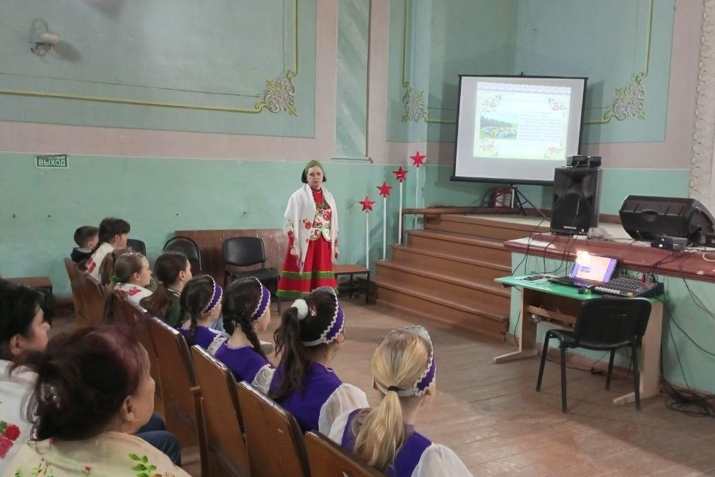 Музыкально-тематический час "С песней по жизни"