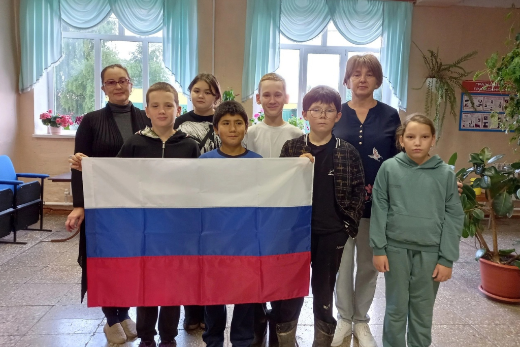 «Над нами реет флаг России»