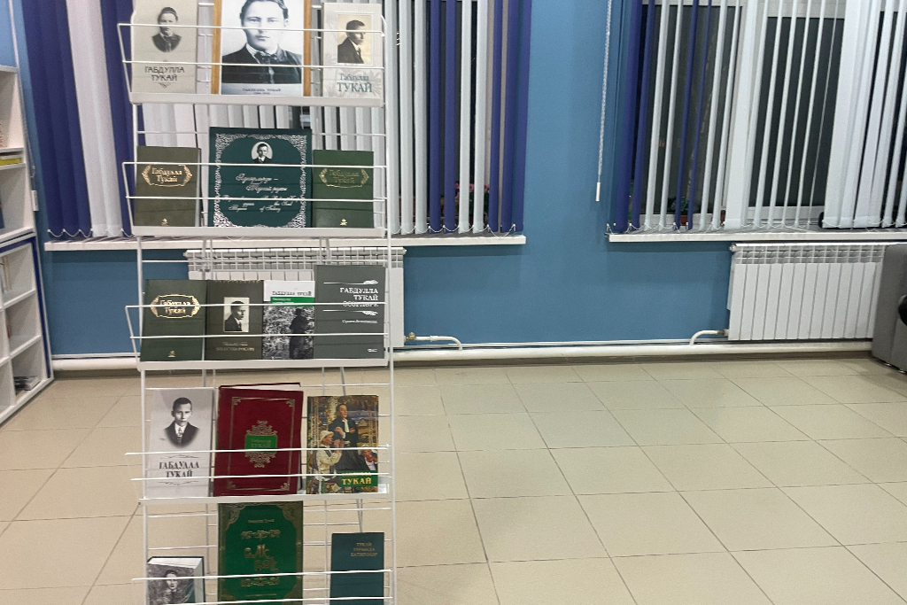 "Тебя бесценный Тукай чтит мир и чтит народ родной"