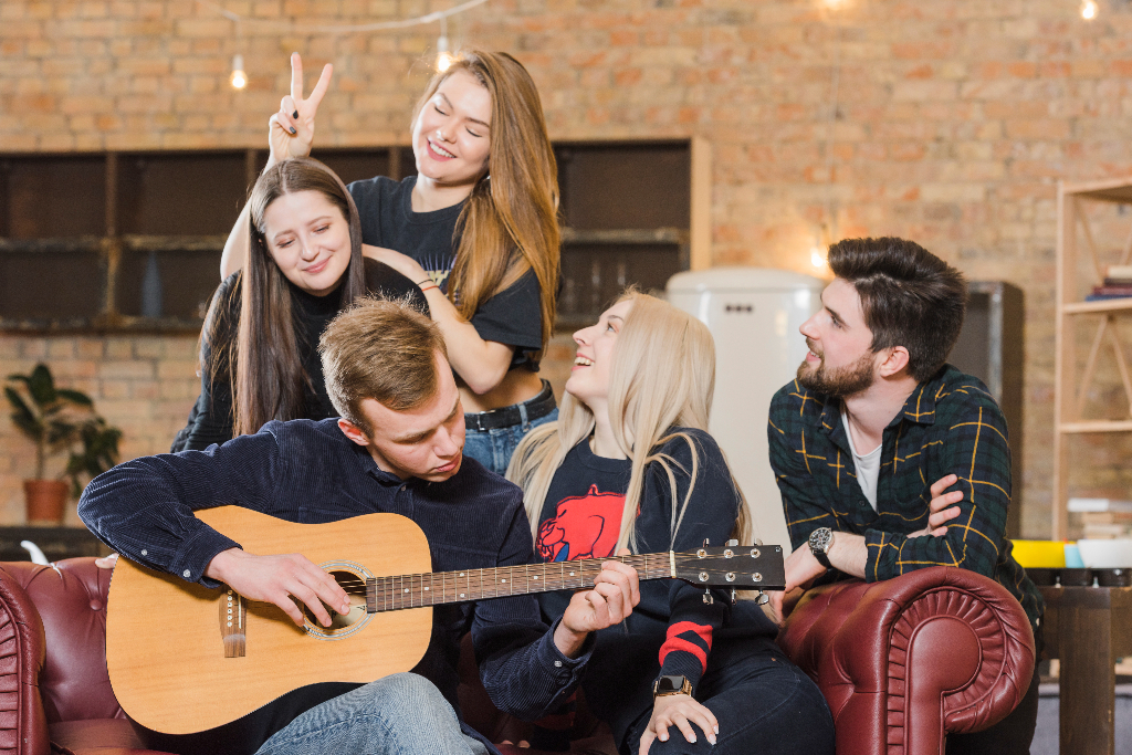 Музыкальная гостиная «Поем душой – группа для любителей вокала»