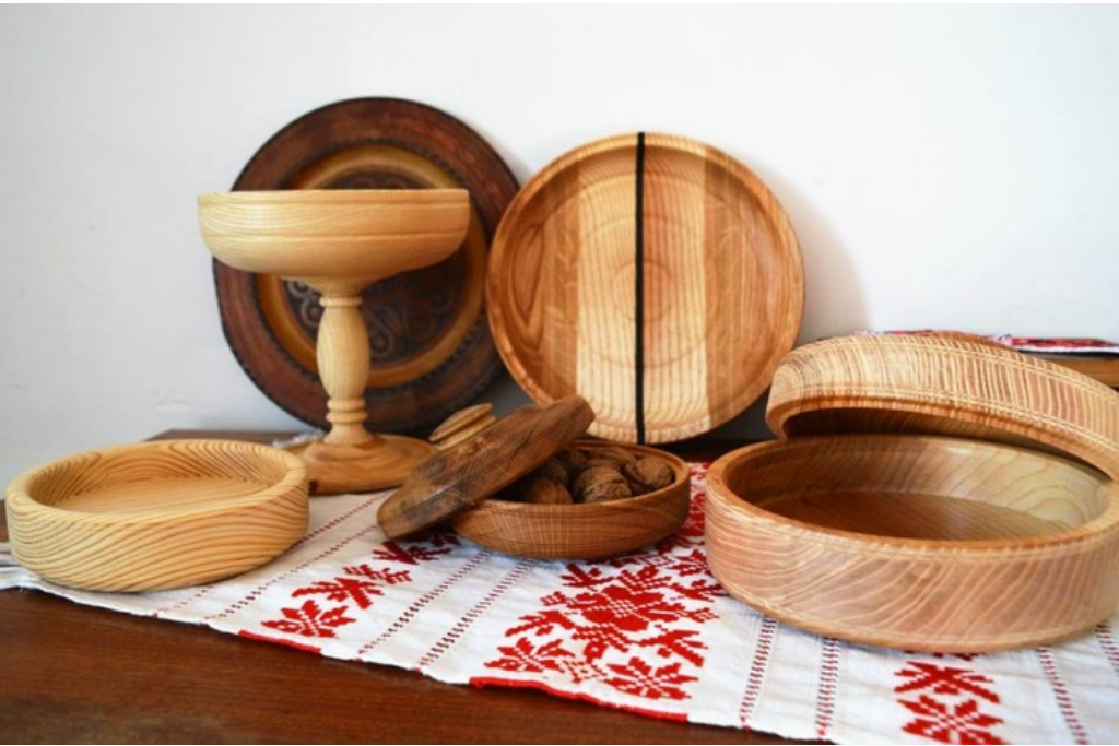 Посудный кустарь. Деревянная посуда. Старинная деревянная посуда. Современная деревянная посуда. Старинная деревянная тарелка.