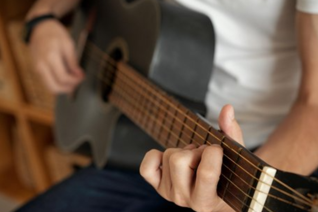 Первые аккорды: играем на гитаре с нуля