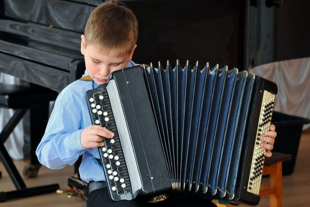 "Учимся играть на баяне"