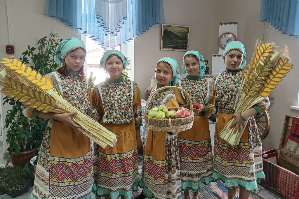 Фолк-урок «Дружно величаем, три Спаса отмечаем»