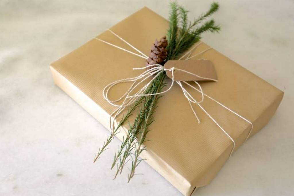 Завернуть подарок в оберточную. Подарки и упаковка. Красивая упаковка. Упаковка подарка в крафт бумагу. Подарок в крафтовой бумаге.
