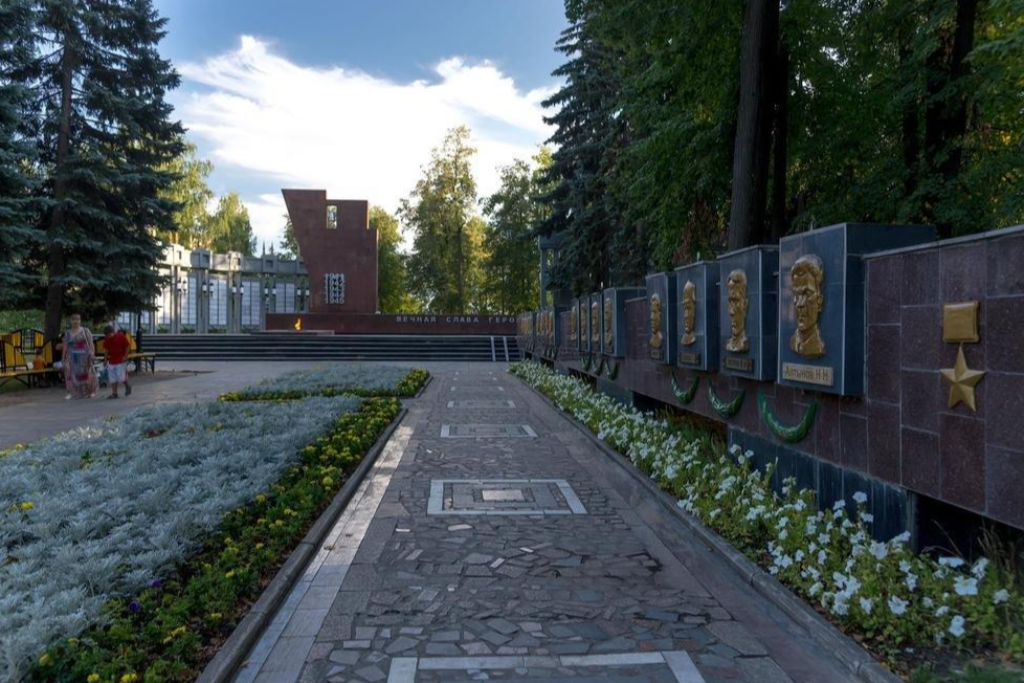 "Минувших дней живая память"