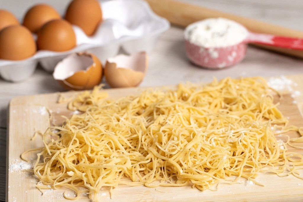 Доширак с рисовой лапшой. Домашняя лапша интересная форма. Доширак за 1000 рублей. Царский доширак. Свежая паста.