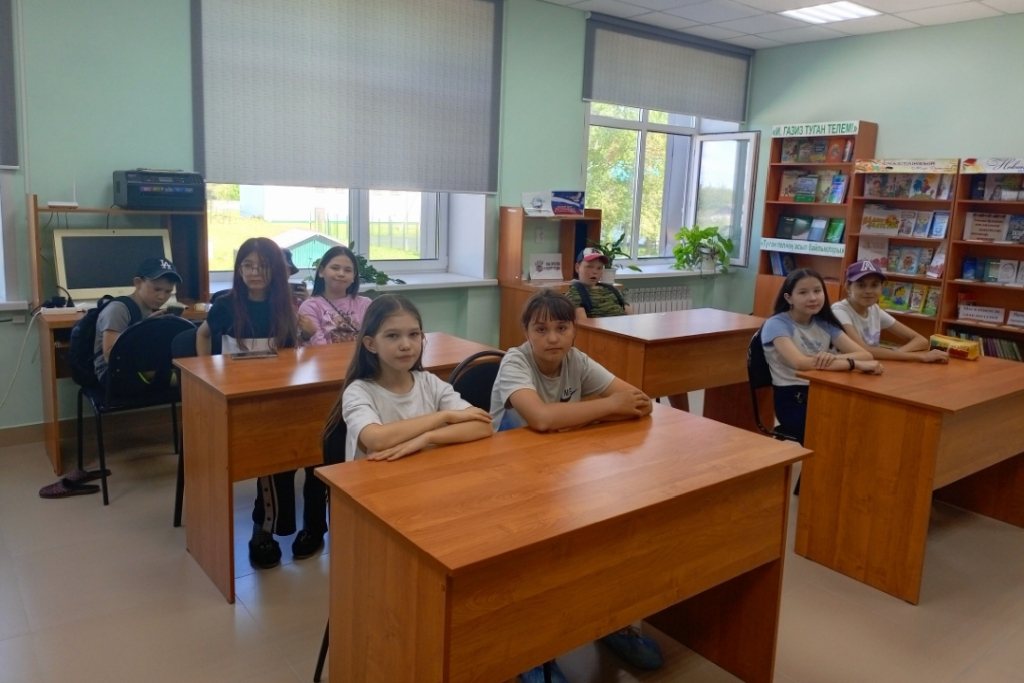 Познавательный час «Мир начинается с книги»