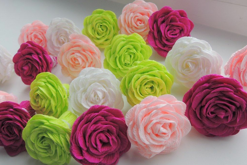 Гофрированные розочки. Цветы из гофрированной бумаги. Розы из гафрированнойбумаги. Цветы из гофры. Розы из гофрированной бумаги.