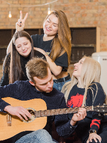 Музыкальная гостиная «Поем душой – группа для любителей вокала»