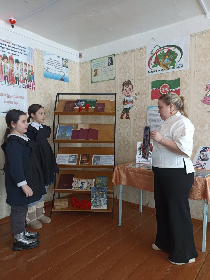 'Три символа на фоне истории'