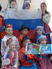 «Три символа на фоне истории»